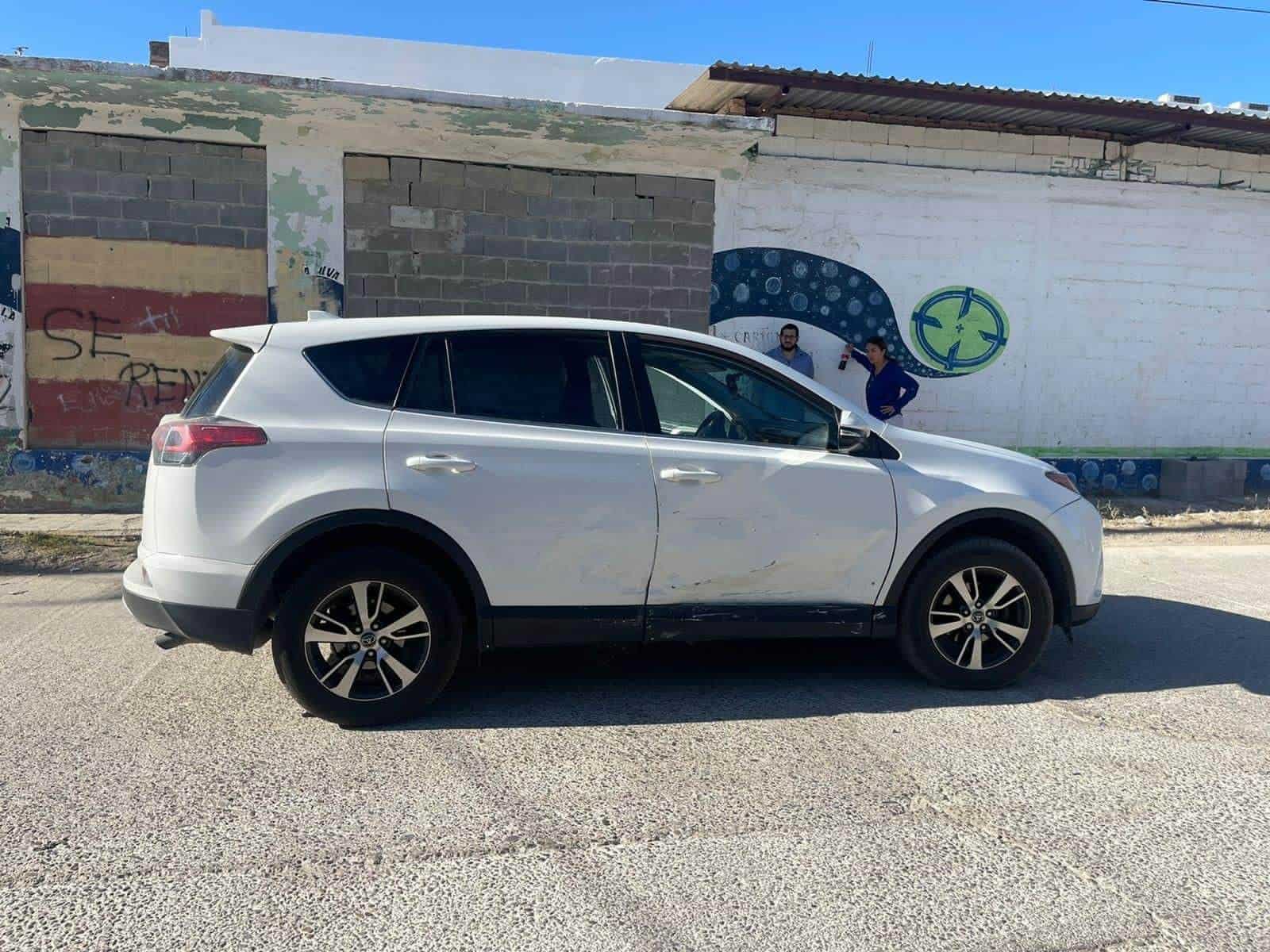 ¡Se pasa el alto y choca!