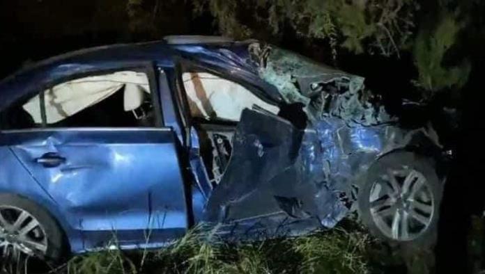 ¡Se impacta contra tráiler! Auto queda completamente destrozado