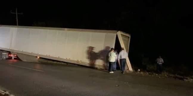 ¡Se impacta contra tráiler! Auto queda completamente destrozado