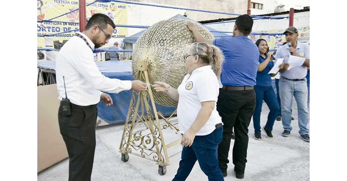 Realiza sorteo la Central de Dulces