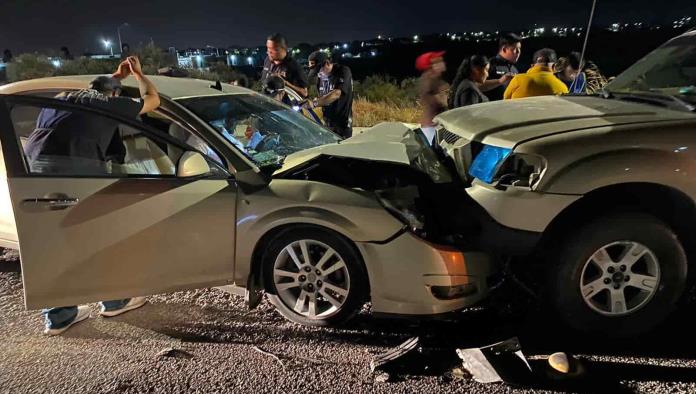 Choca de frente al invadir carril