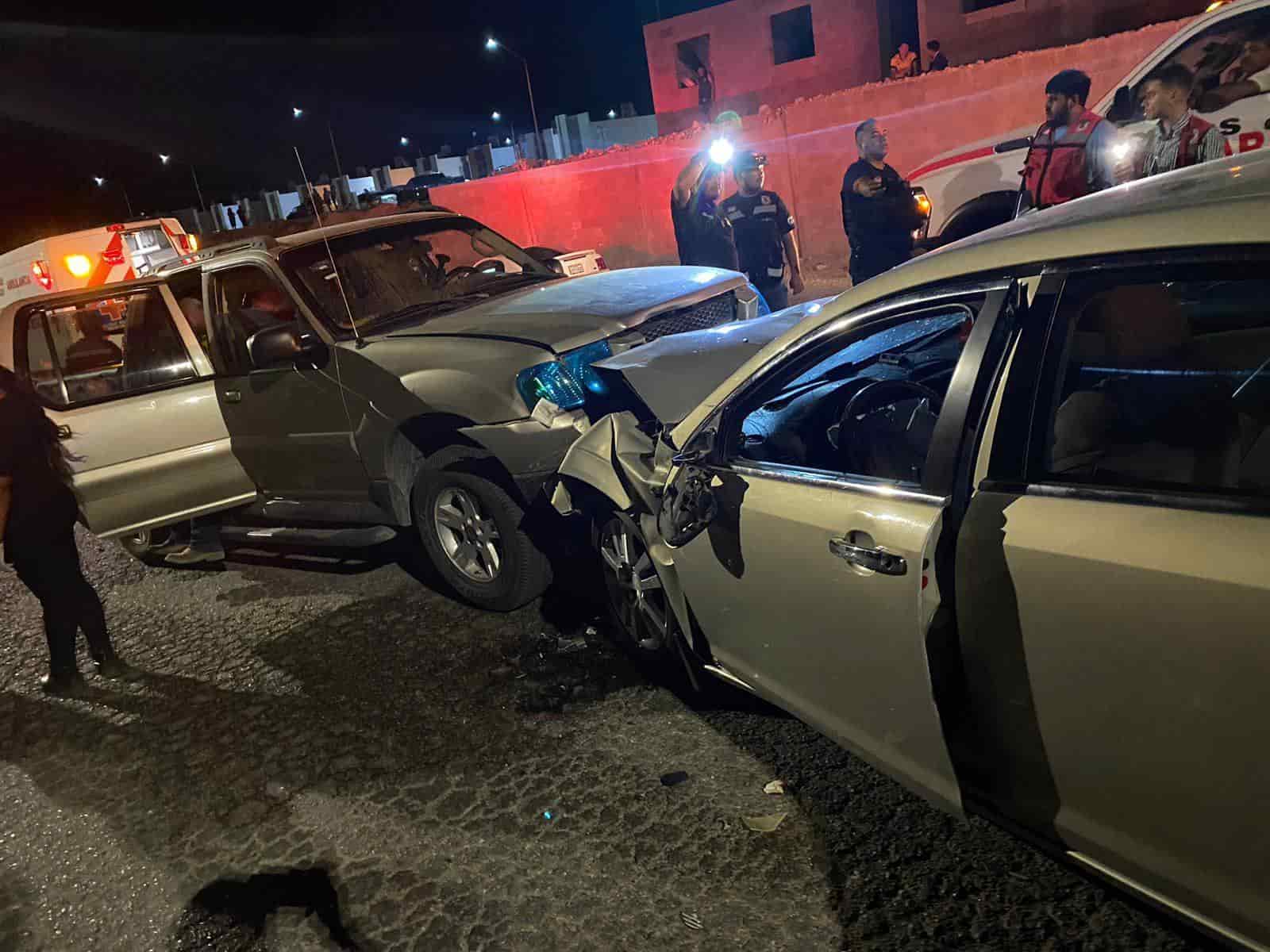 Choca de frente al invadir carril