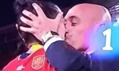 Presidente de la RFEF pide disculpas por besar a jugadora de la selección española