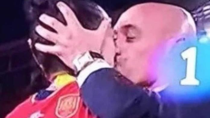 Presidente de la RFEF pide disculpas por besar a jugadora de la selección española