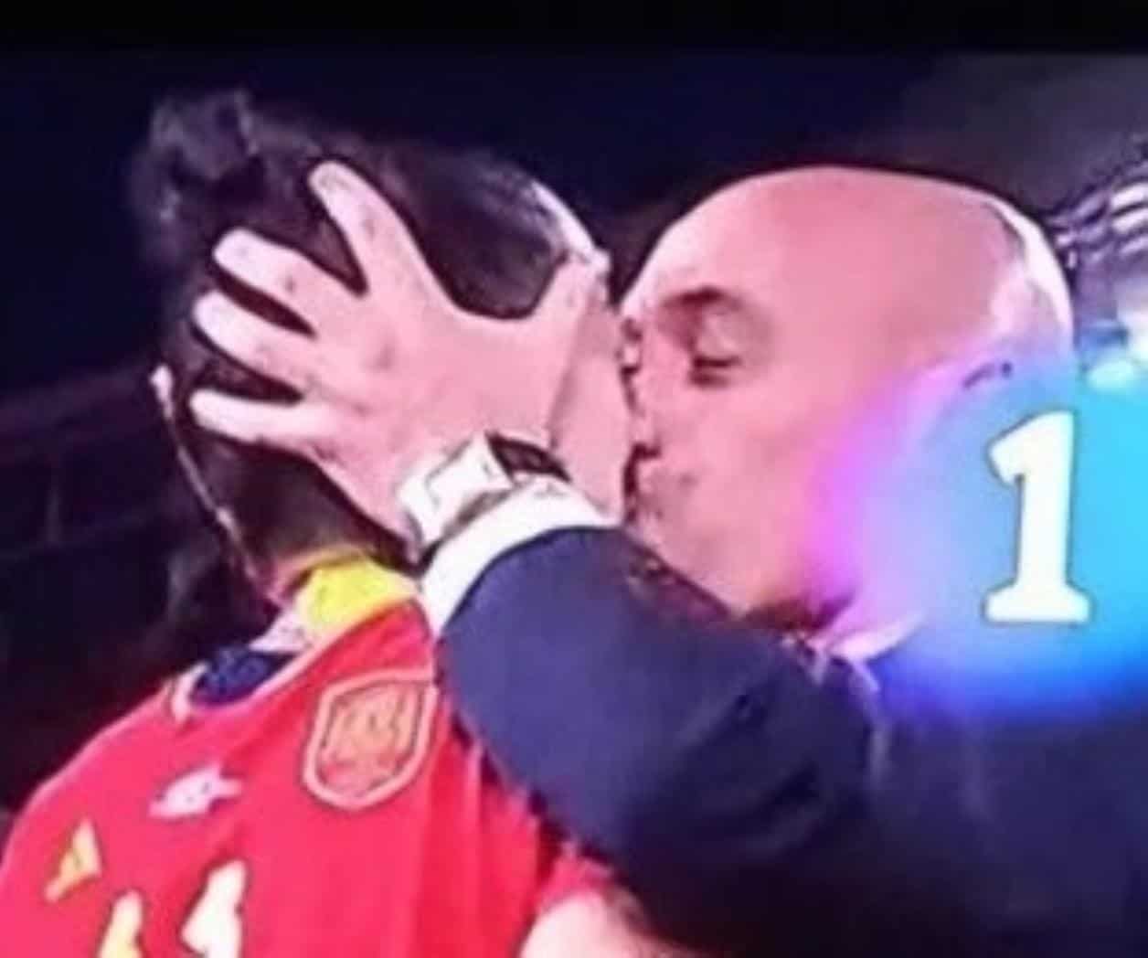 Presidente de la RFEF pide disculpas por besar a jugadora de la selección española