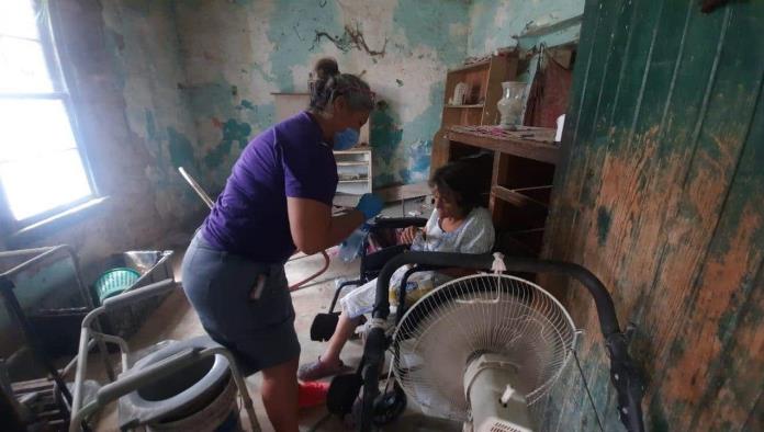Vivía abuelita entre basura