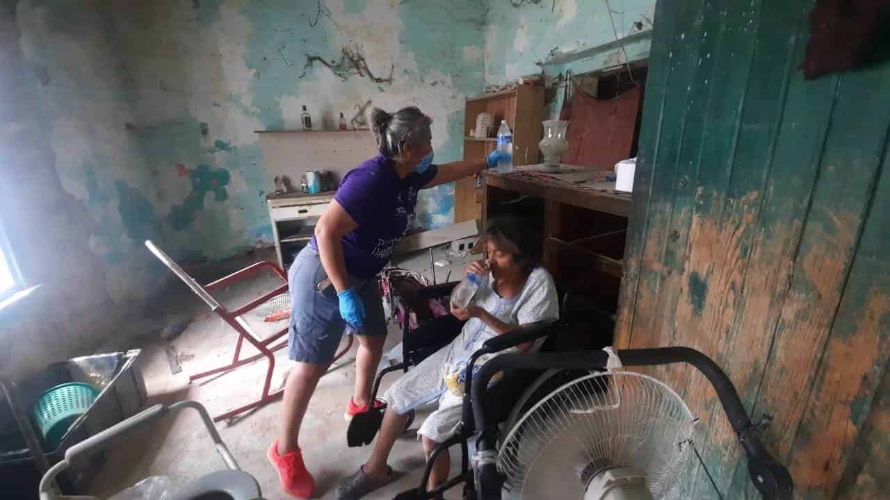 Vivía abuelita entre basura