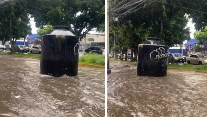 Tinaco flota por calles de Guadalajara tras fuertes lluvias