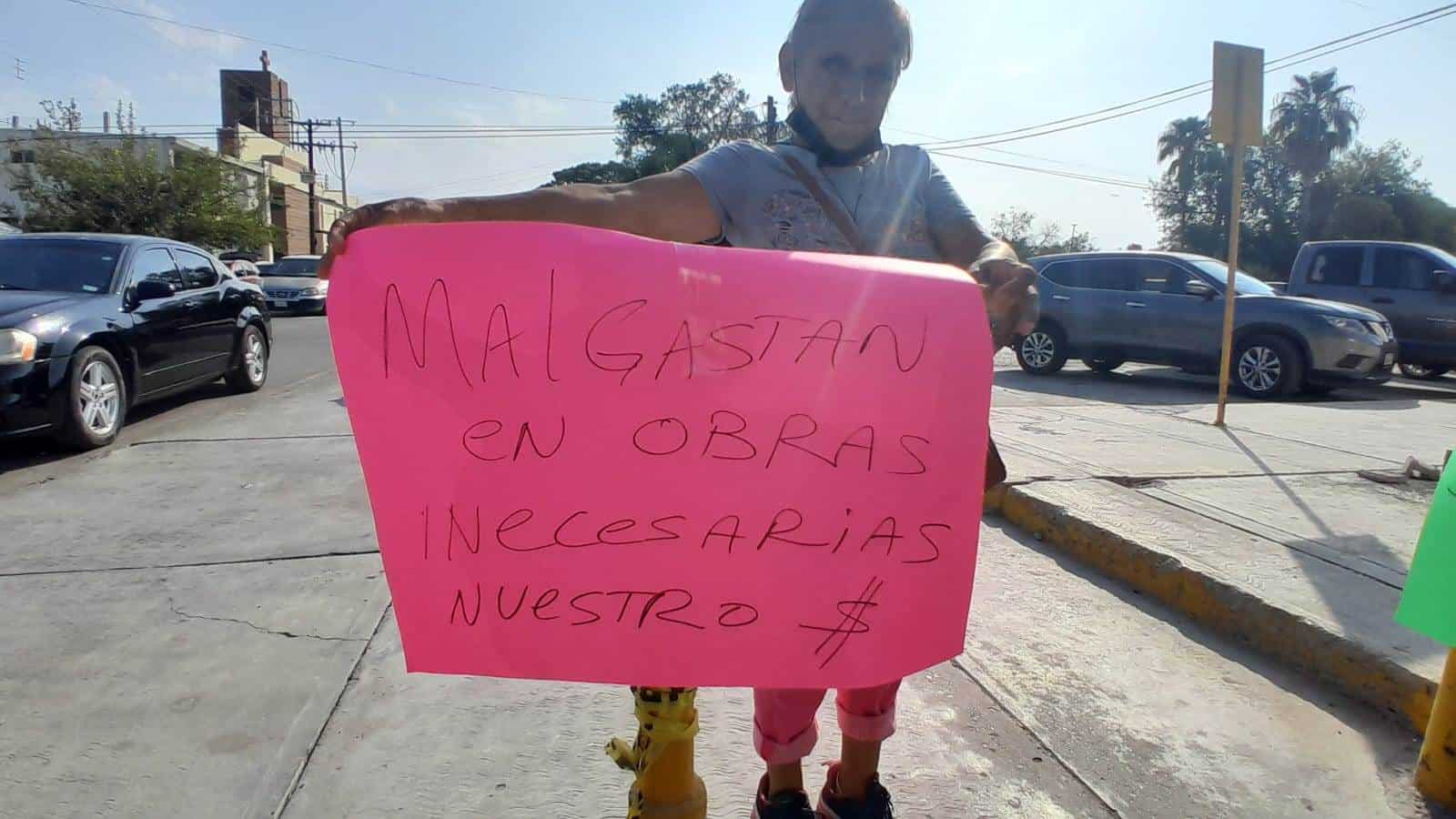 Protestan frente a CFE por recibos inflados