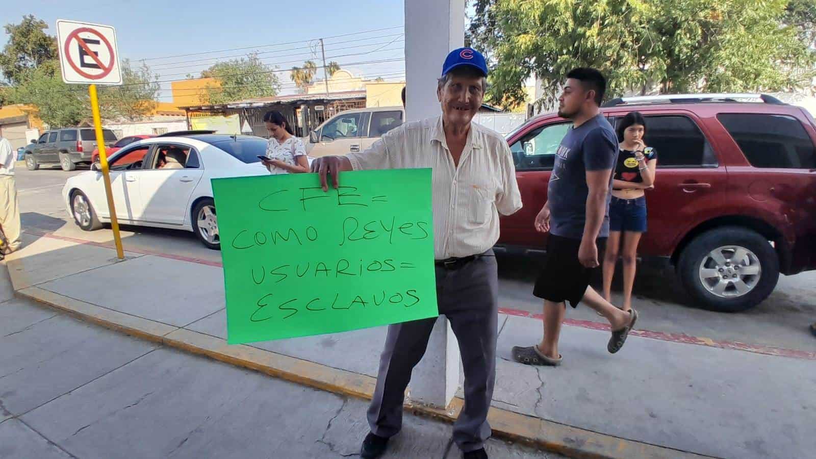 Protestan frente a CFE por recibos inflados