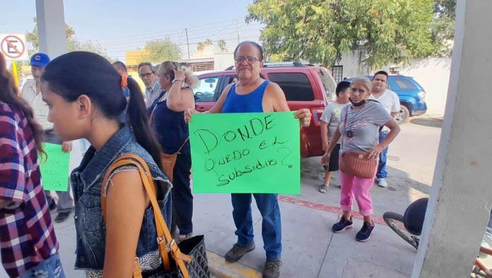 Protestan frente a CFE por recibos inflados