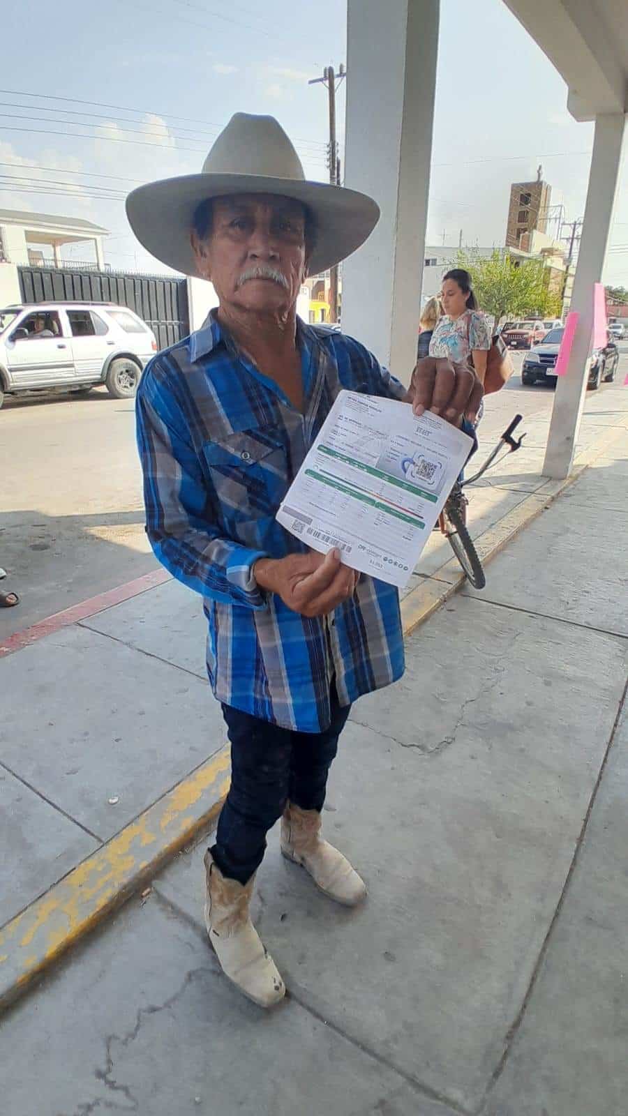 Protestan frente a CFE por recibos inflados