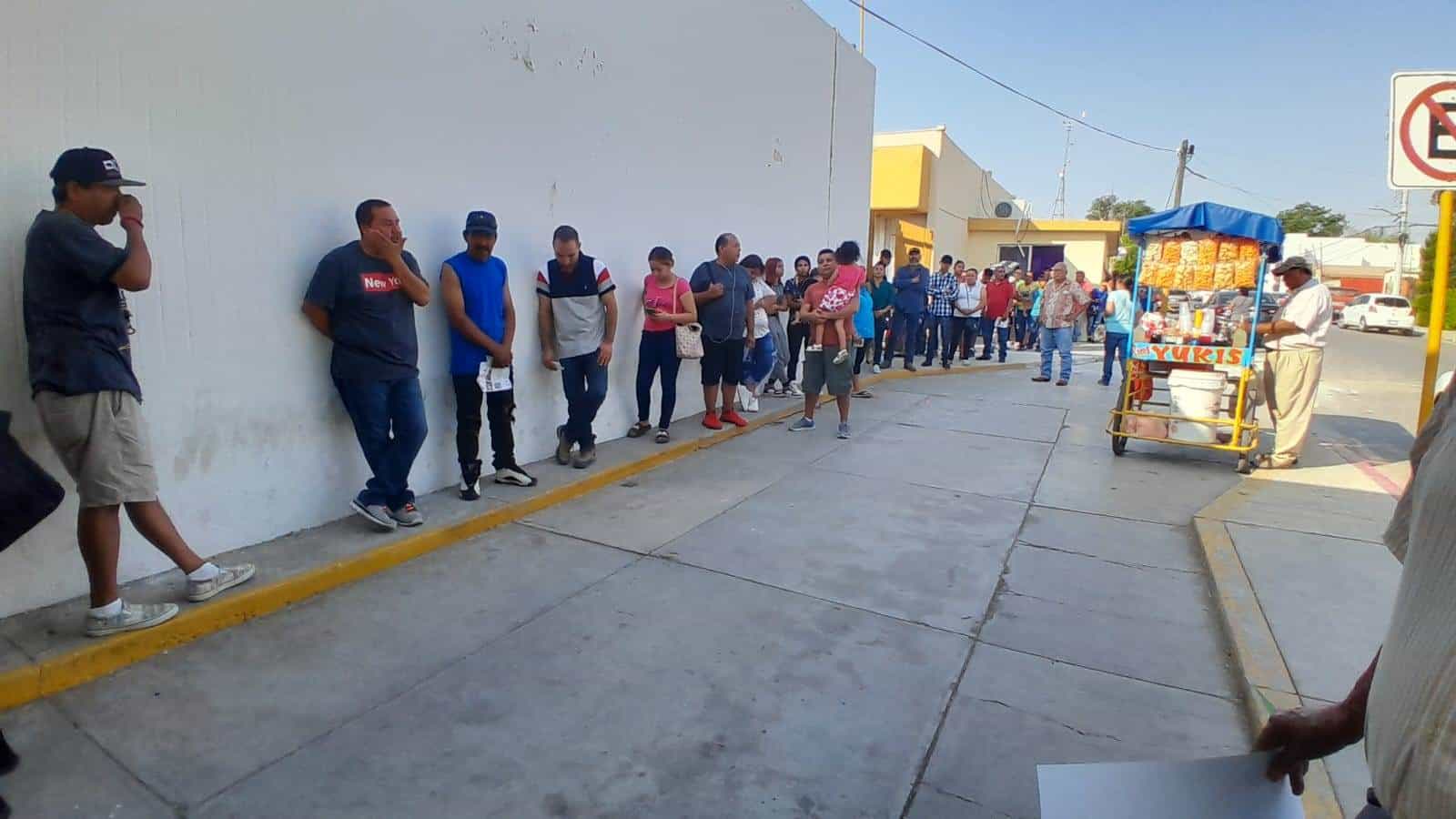 Protestan frente a CFE por recibos inflados