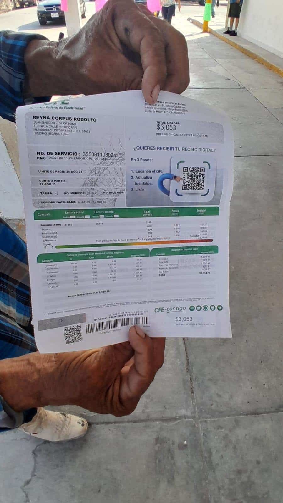 Protestan frente a CFE por recibos inflados