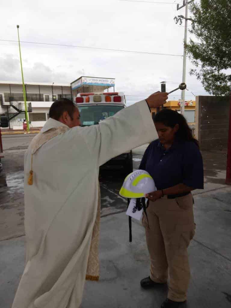 Condecoran y bendicen cascos