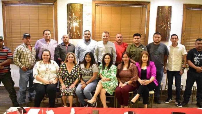 Condecoran y bendicen cascos