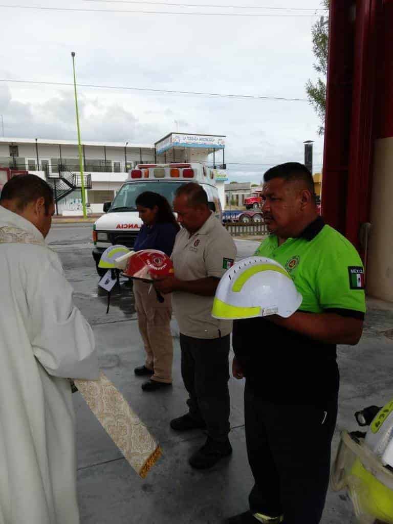 Condecoran y bendicen cascos