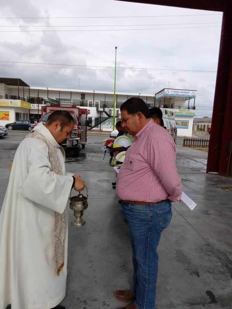 Condecoran y bendicen cascos