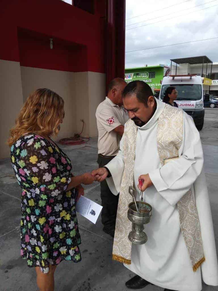 Condecoran y bendicen cascos