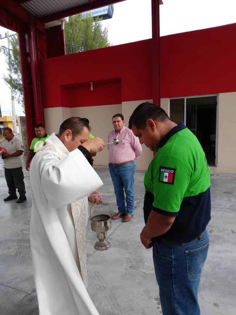 Condecoran y bendicen cascos