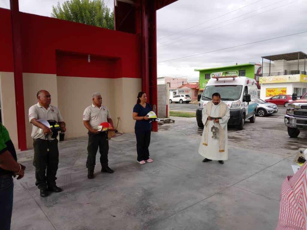 Condecoran y bendicen cascos