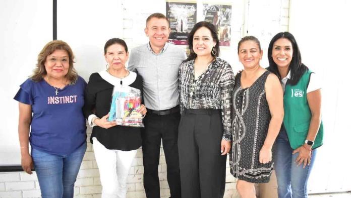 Entrega Hugo kits a maestros