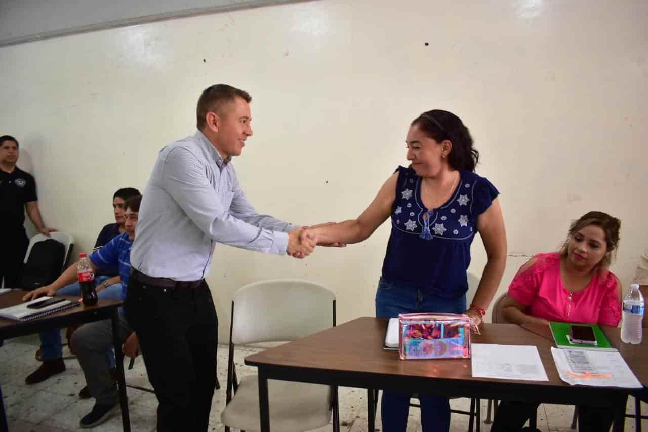 Entrega Hugo kits a maestros