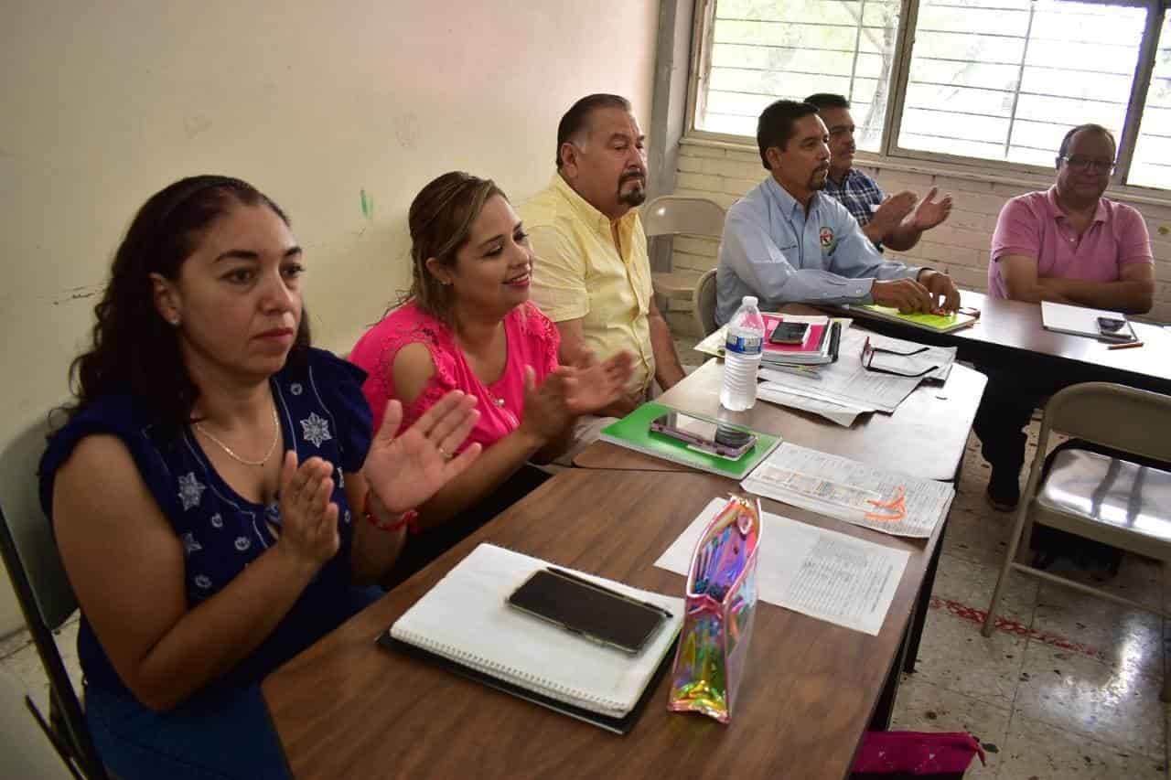 Entrega Hugo kits a maestros