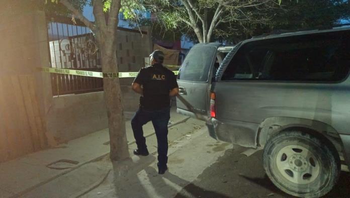 Hombre sale por la puerta falsa