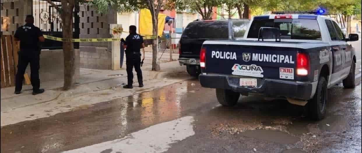 Hombre sale por la puerta falsa