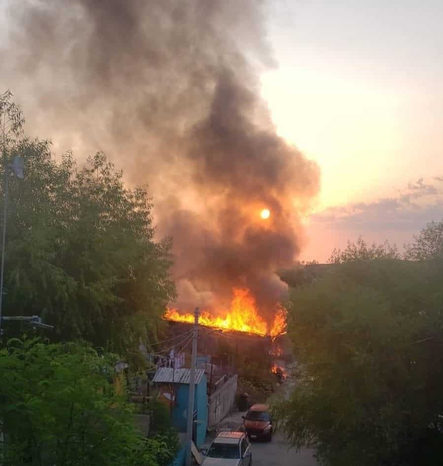 Arrasa incendio con vivienda
