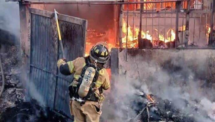 Arrasa incendio con vivienda