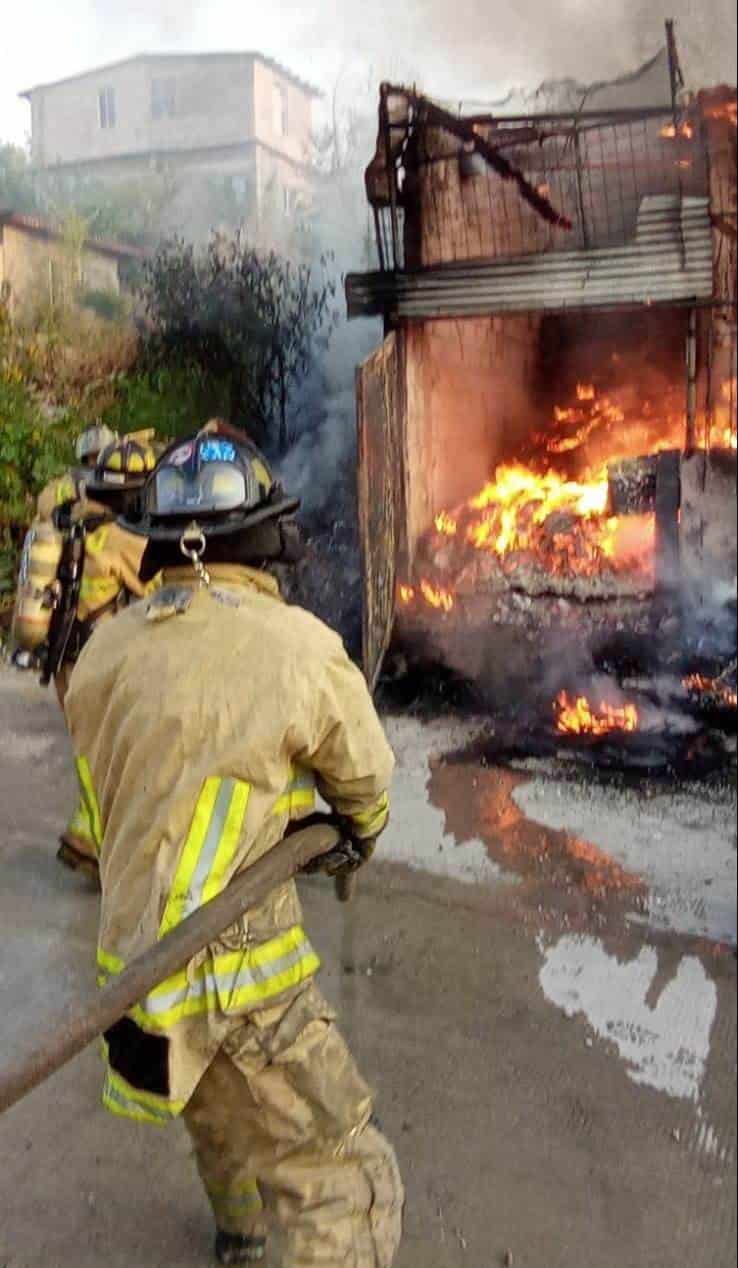 Arrasa incendio con vivienda
