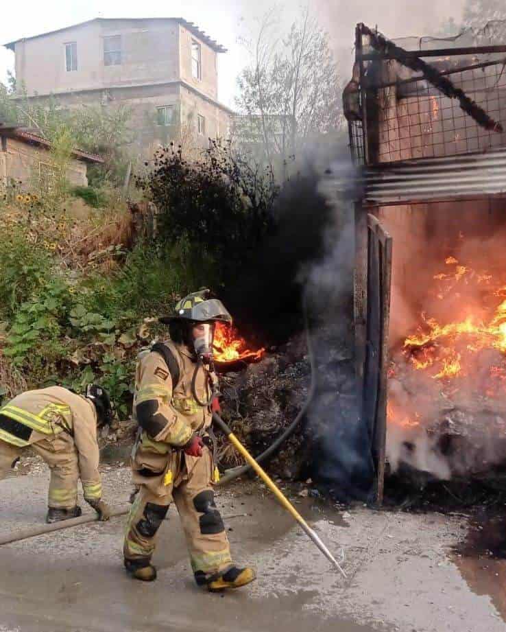 Arrasa incendio con vivienda