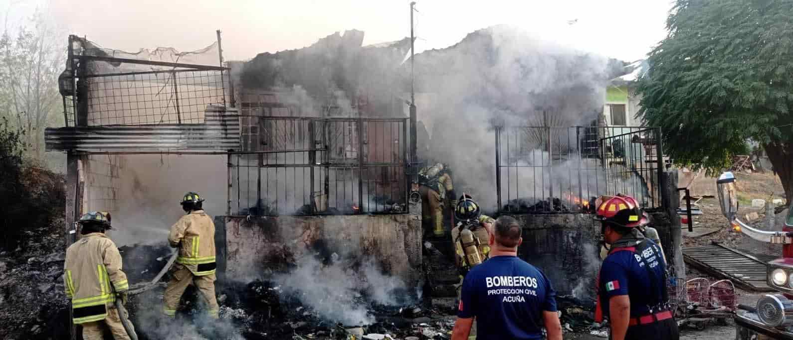 Arrasa incendio con vivienda