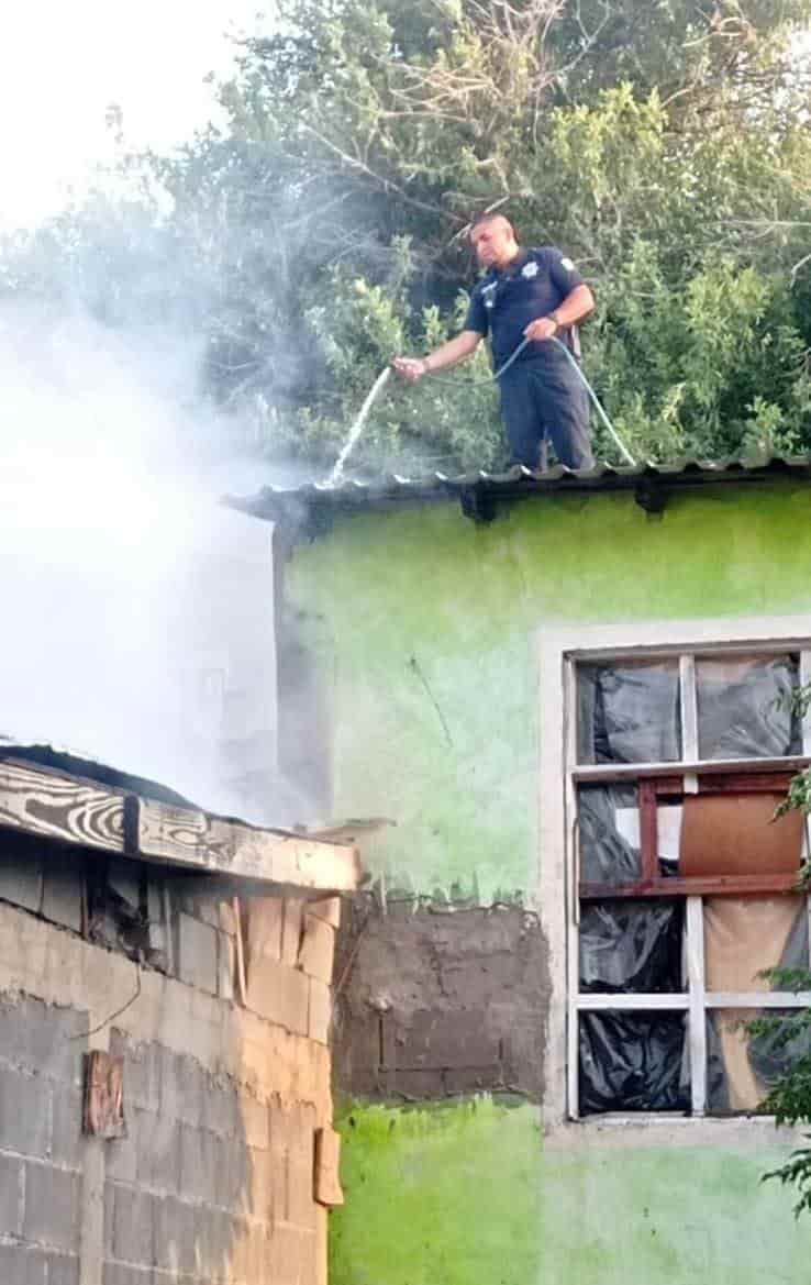Arrasa incendio con vivienda