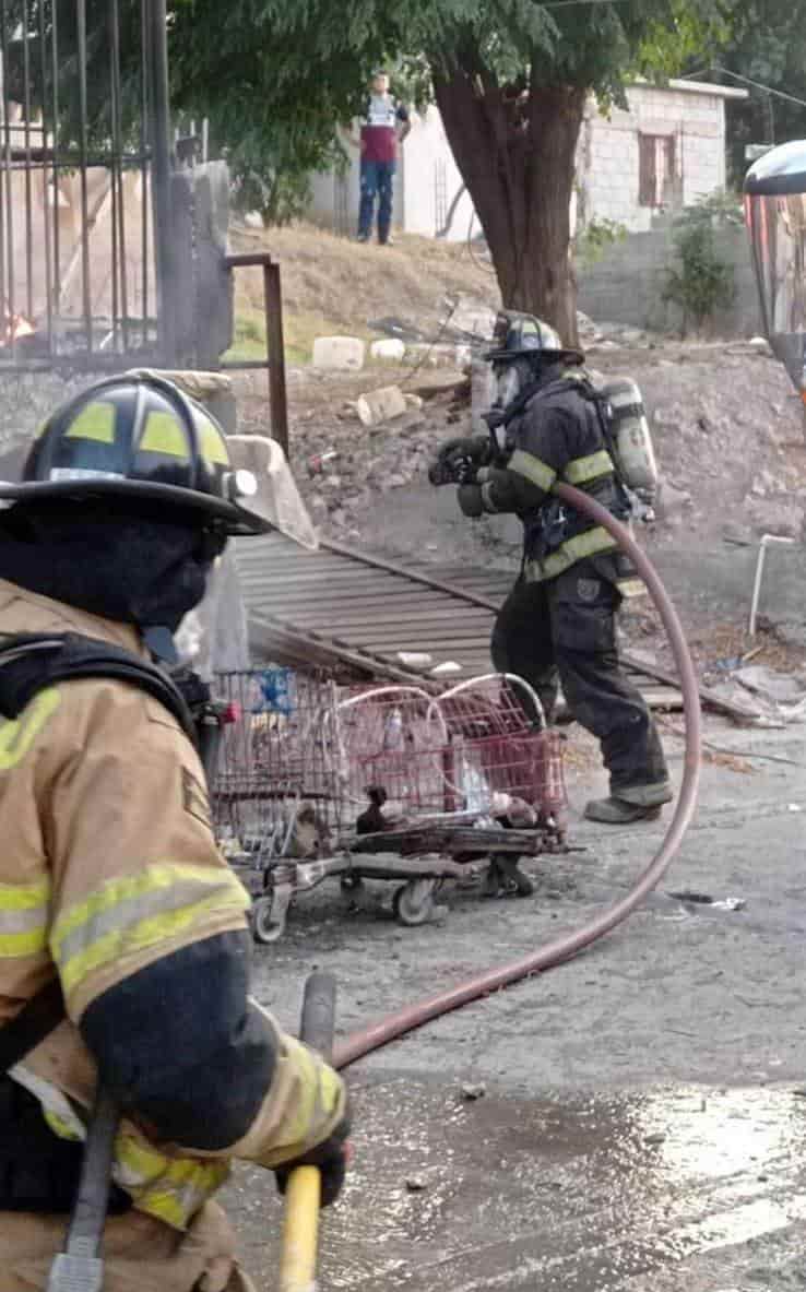 Arrasa incendio con vivienda