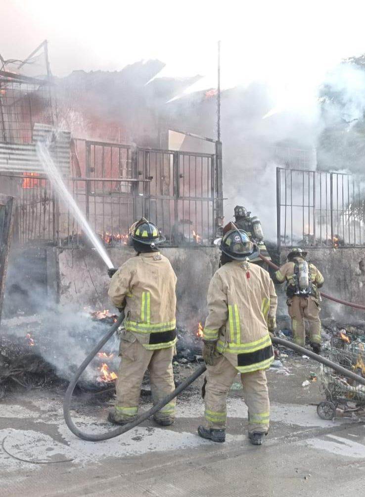 Arrasa incendio con vivienda