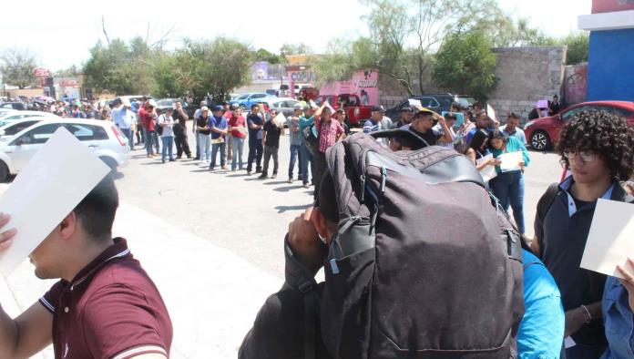 Acuden más mil a buscar empleo