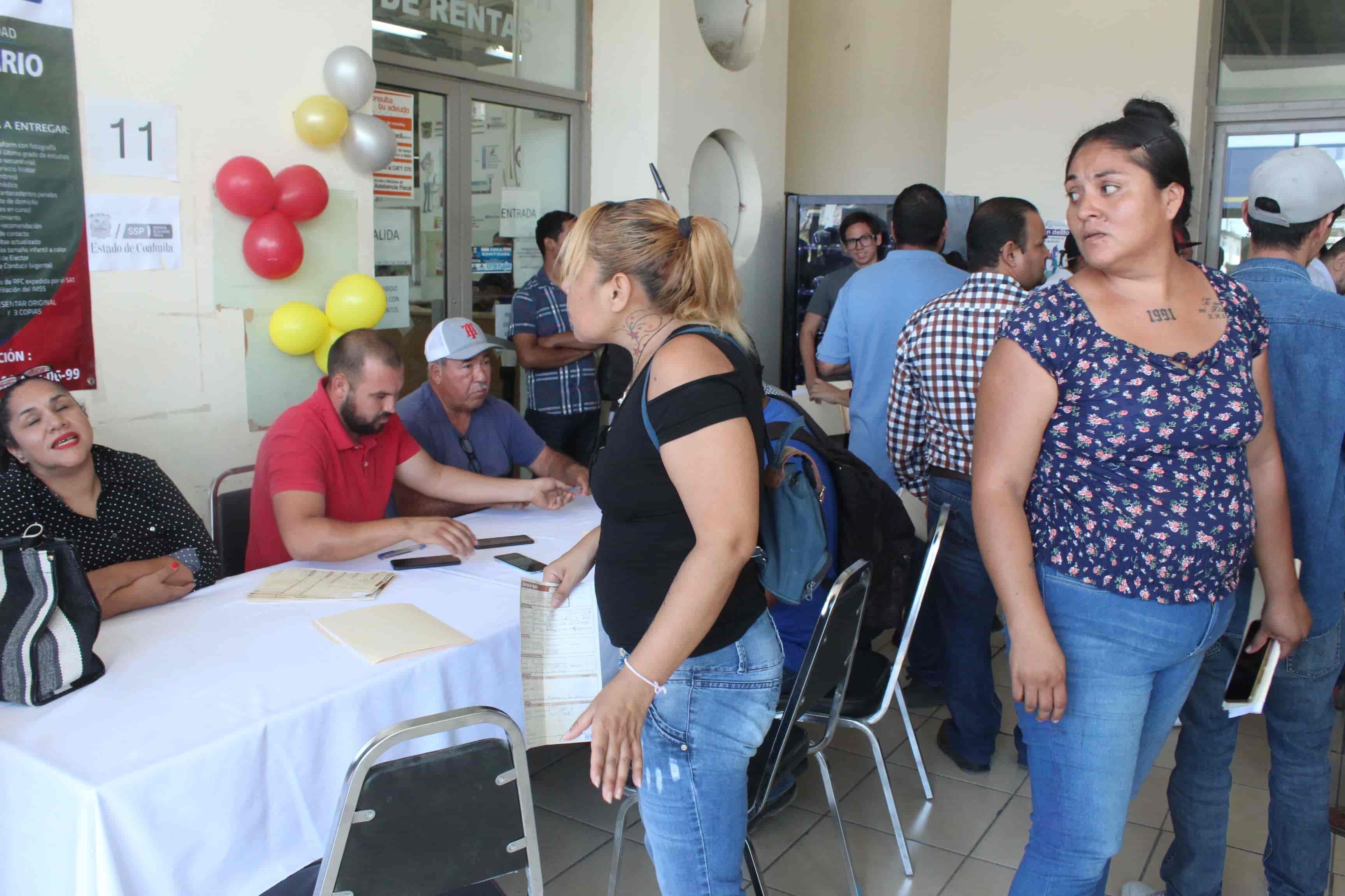 Acuden más mil a buscar empleo