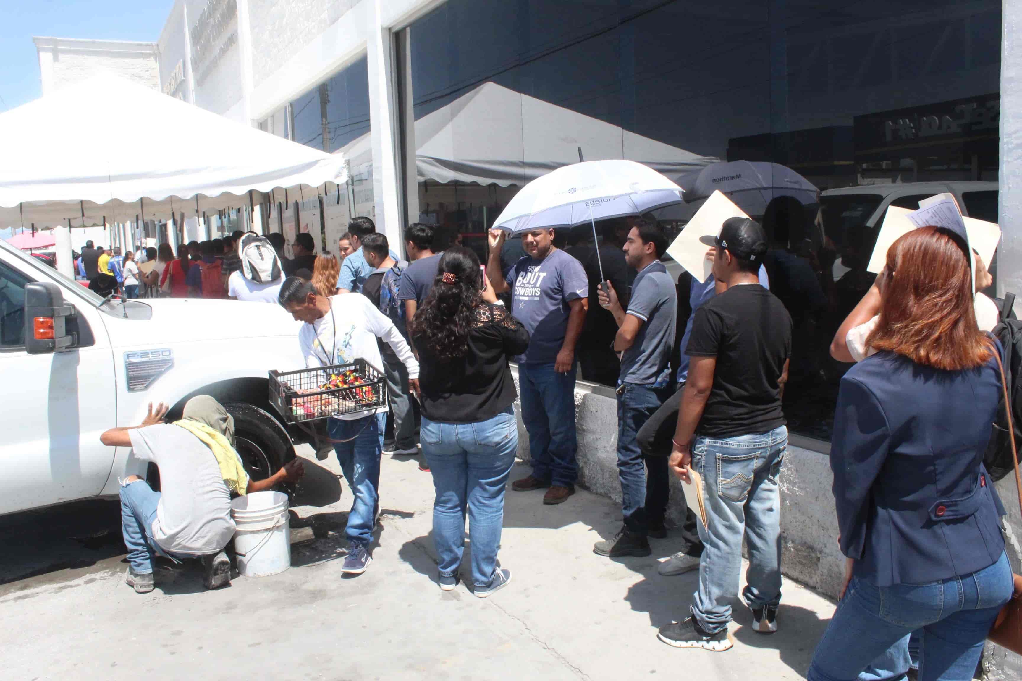 Acuden más mil a buscar empleo