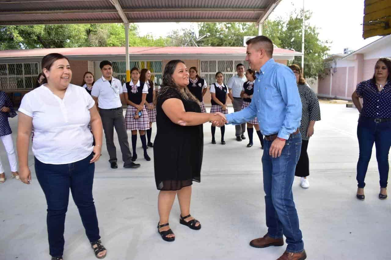 Apoya Hugo a profesores