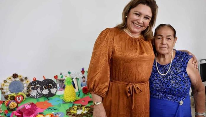 Convive Diana Haro con adultos mayores