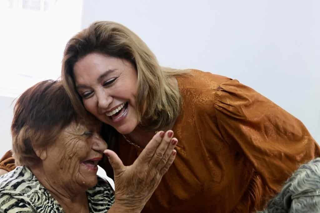 Convive Diana Haro con adultos mayores