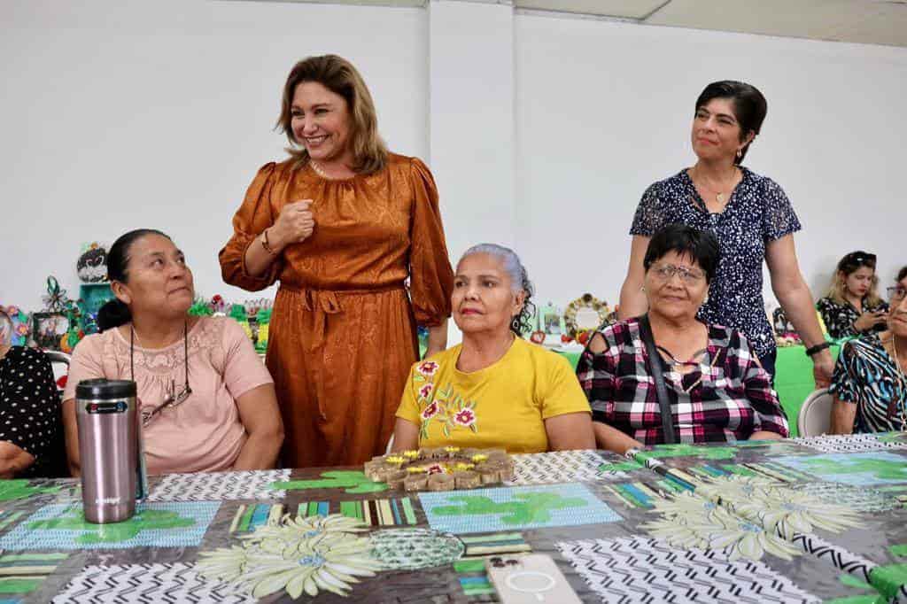 Convive Diana Haro con adultos mayores