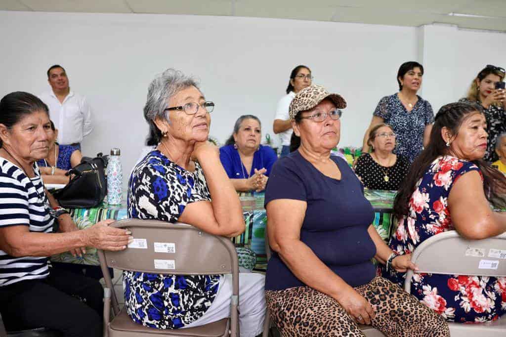 Convive Diana Haro con adultos mayores