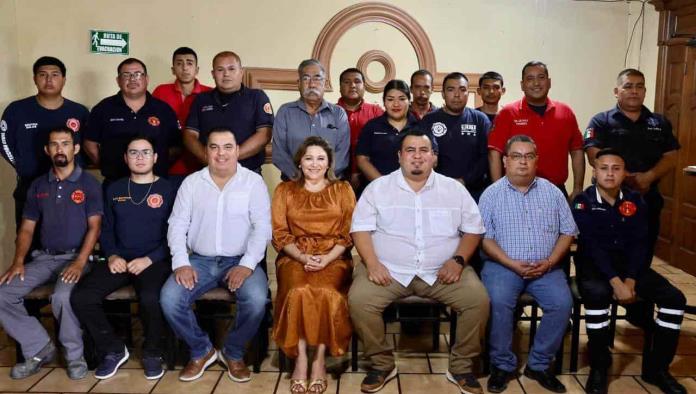 Reconoce alcaldesa de Sabinas a bomberos