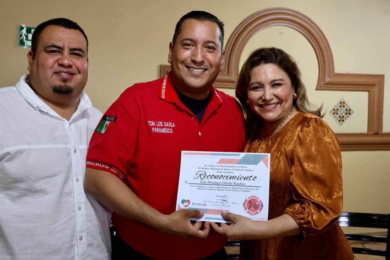 Reconoce alcaldesa de Sabinas a bomberos