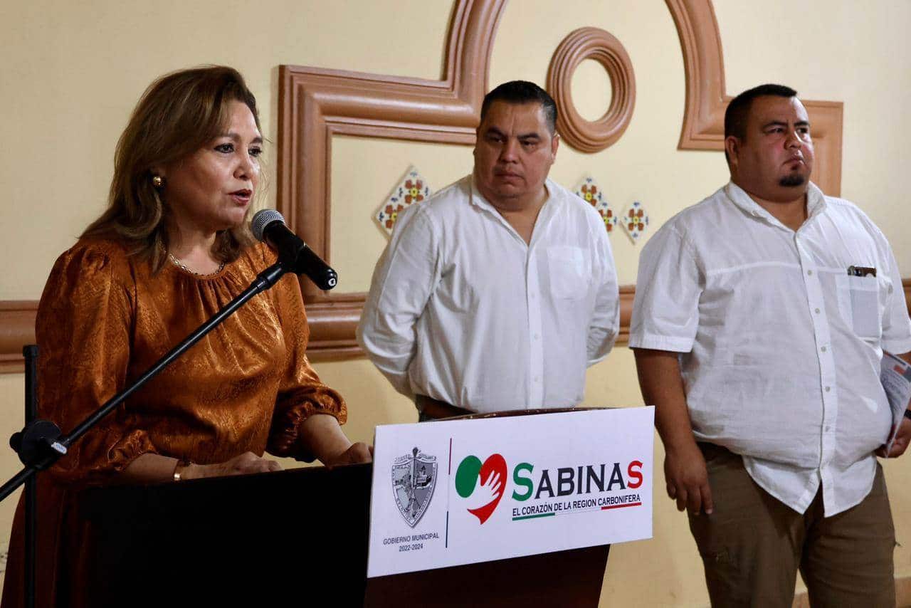 Reconoce alcaldesa de Sabinas a bomberos