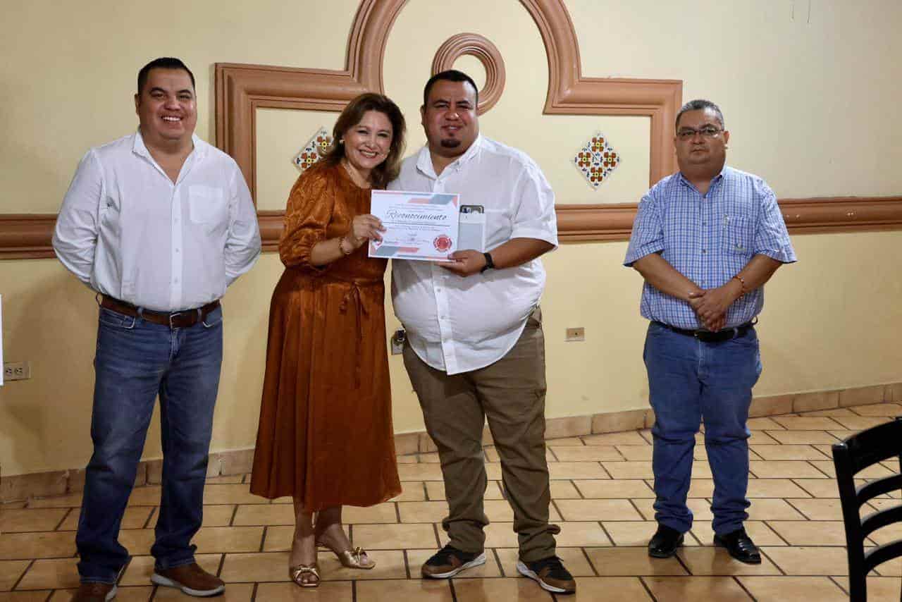 Reconoce alcaldesa de Sabinas a bomberos